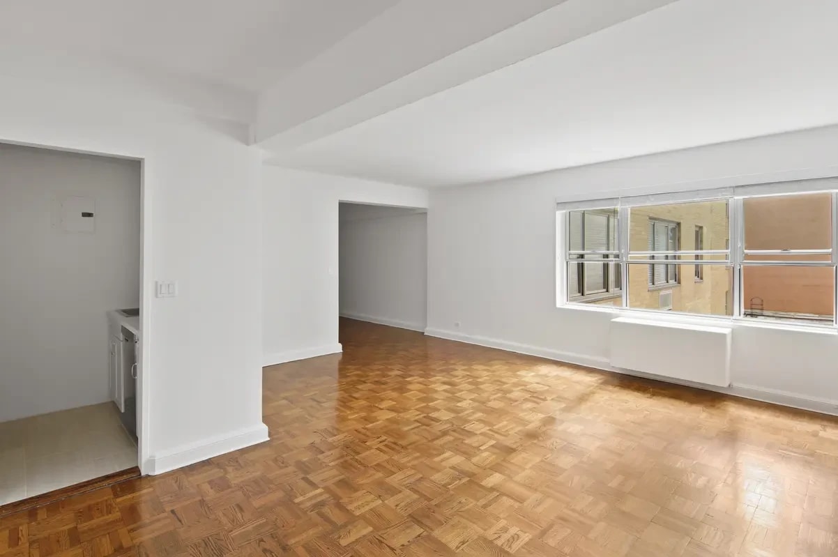 136 East 55th St Apt 4R